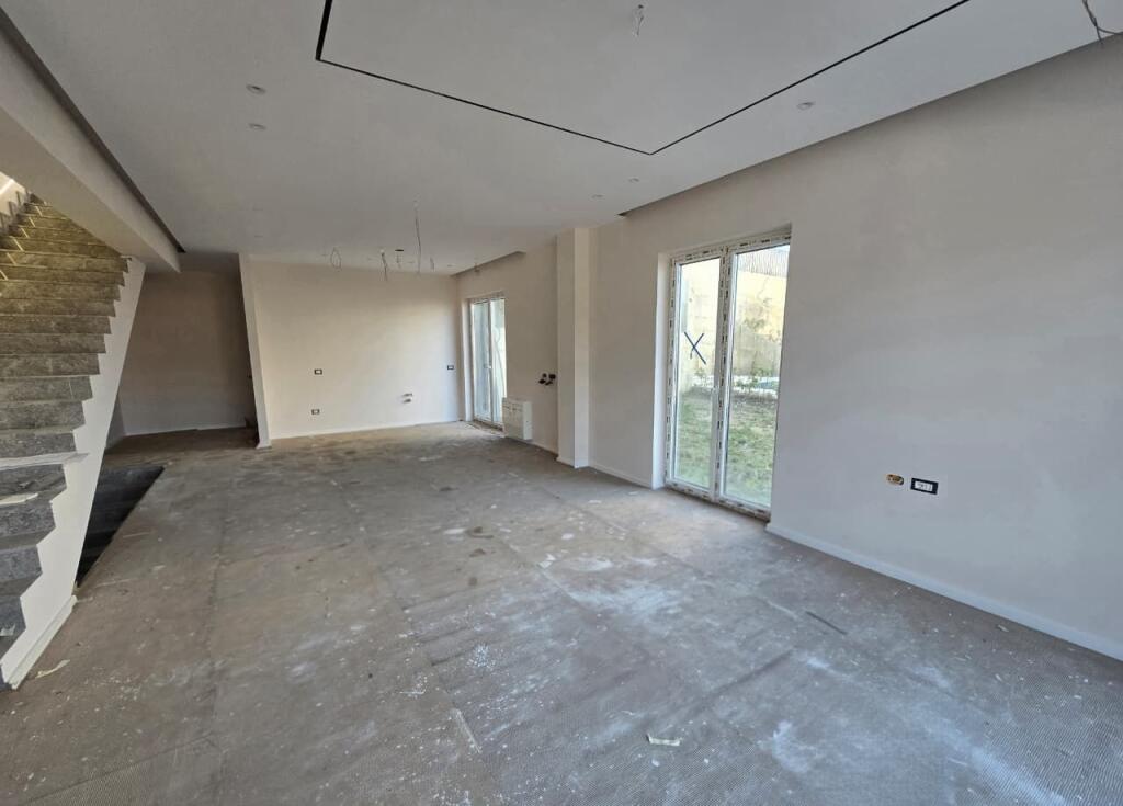 Villa in Affitto nel Complesso Residenziale, Lago Secco, Tirana