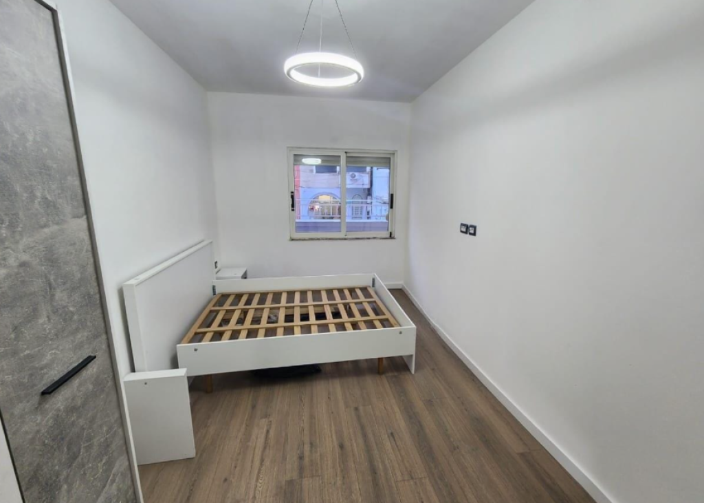 🏡 Apartament 1+1 me Verandë – Komuna e Parisit, pranë Rrethit
