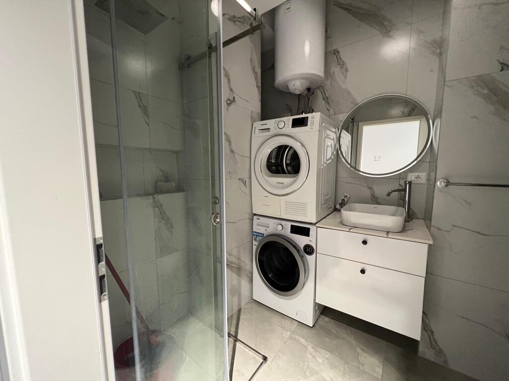 📣 VENDESI SUPER Appartamento 2+1 Con Balcone 📍 Complesso Mangalem 21, Ali Dem ✨   🏢 Nuova Costruzione  🪜 2° Piano (Con Ascensore)  📐 Superficie 88 m2  🧭 Orientamento Est  🛋️ Arredato Con Condizioni Moderne  📂 Con Ipoteca  ✅ Possibilità di Acquisto Con CREDITO   💶 Prezzo 145 milioni lek