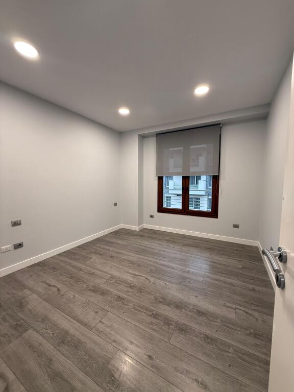 Ambient zyre per qira 200m2 , prane Delijorgjit