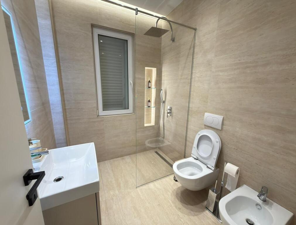 🏡 Jepet me qira super apartament 1+1  📍 Rruga e Barrikadave, Tiranë💶 Çmimi: 700 € / muaj