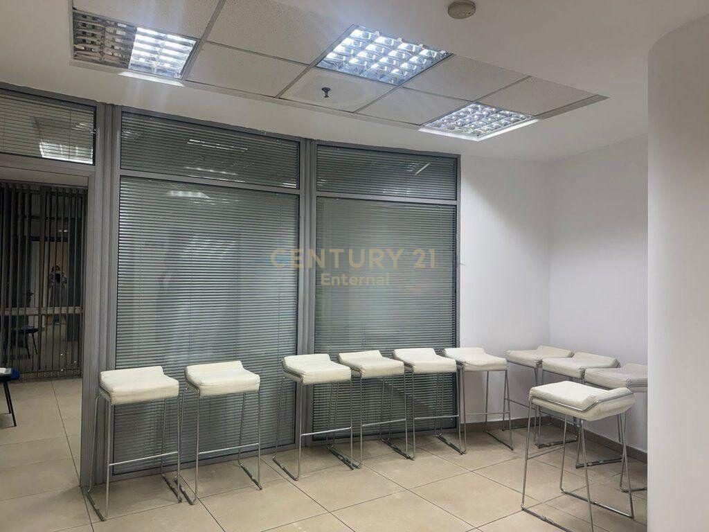 Qender - Jepet zyre me qera 202m2 tek Rr.e Dibres, shume afer Qendres!