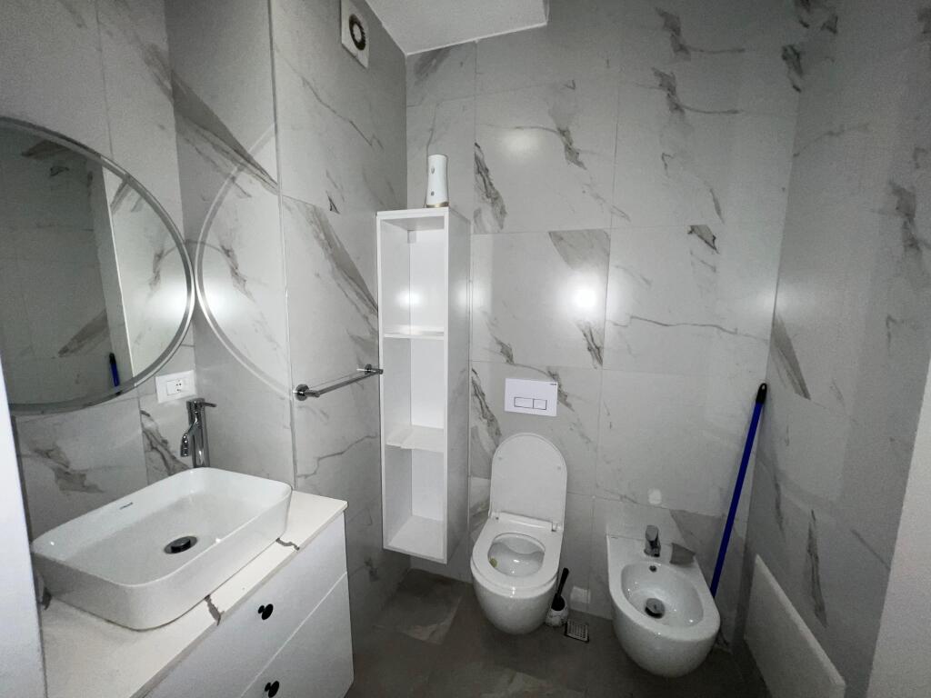 📣 VENDESI SUPER Appartamento 2+1 Con Balcone 📍 Complesso Mangalem 21, Ali Dem ✨   🏢 Nuova Costruzione  🪜 2° Piano (Con Ascensore)  📐 Superficie 88 m2  🧭 Orientamento Est  🛋️ Arredato Con Condizioni Moderne  📂 Con Ipoteca  ✅ Possibilità di Acquisto Con CREDITO   💶 Prezzo 145 milioni lek