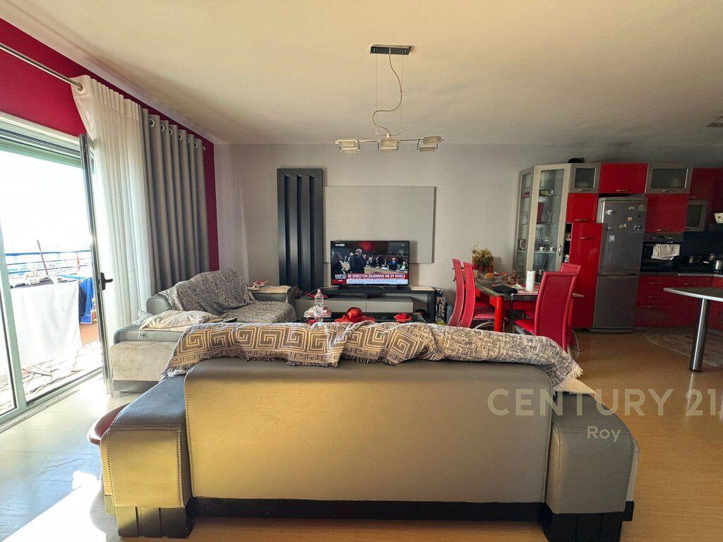 VENDESI APPARTAMENTO 3+1+2 A DURAZZO