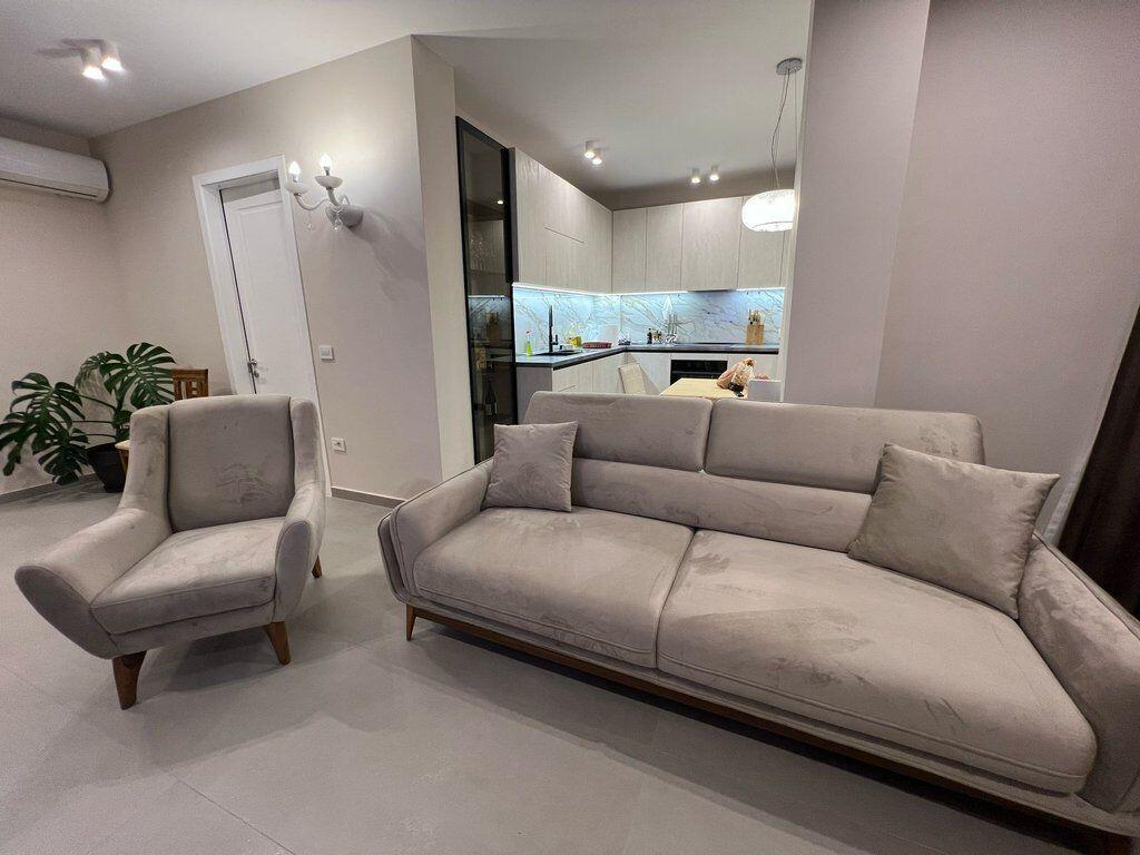 Jepet me qira apartament 1+1 luksoz në Komunën e Parisit, pranë Kompleksit Dinamo