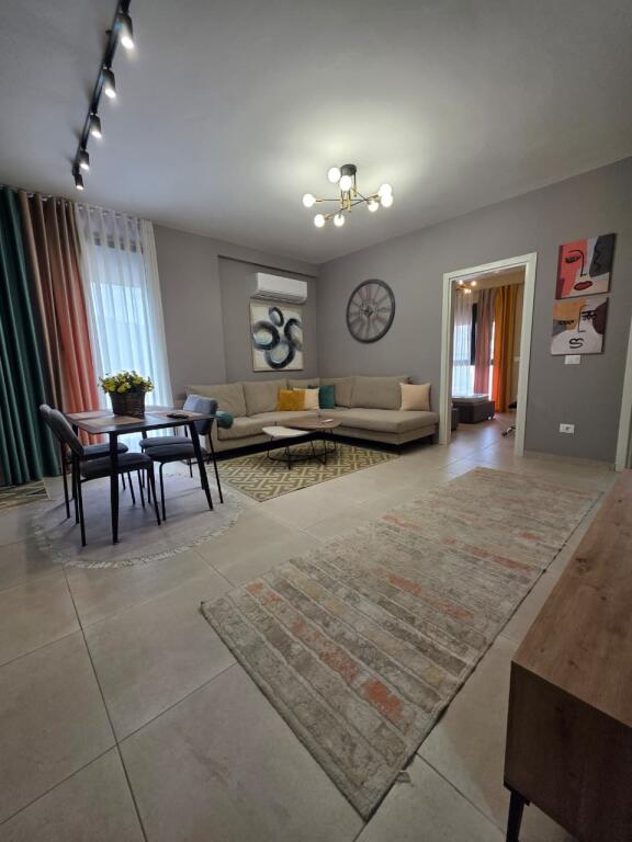 🏘️ Appartamento 2+1 in affitto 📍 Giardino Botanico, Tirana💶 Prezzo: 900 € / mese