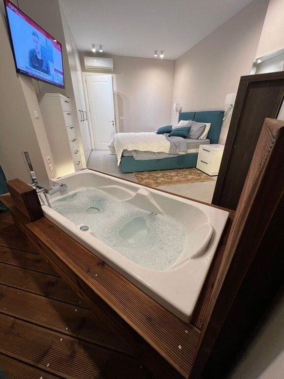 Jepet me qira apartament 1+1 luksoz në Komunën e Parisit, pranë Kompleksit Dinamo