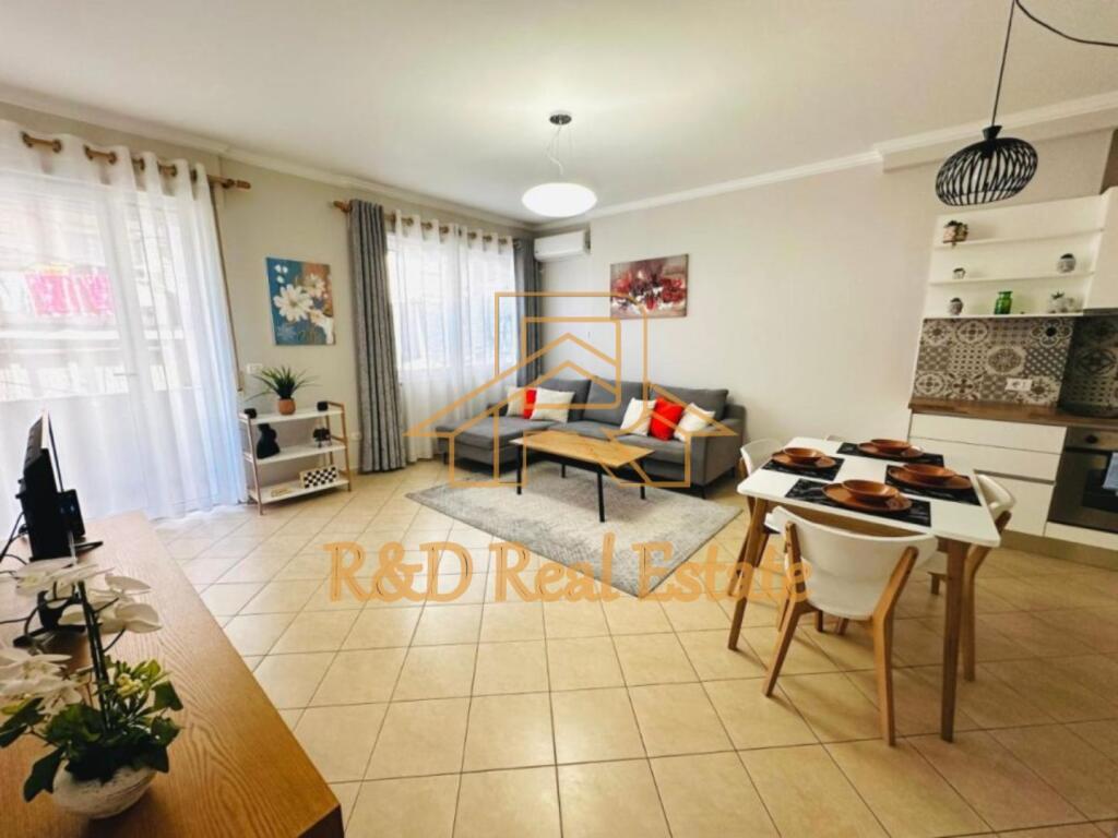🏡 Appartamento arredato in affitto – (Viale Zogu I)📍 Adiacente al liceo Sinan Tafaj