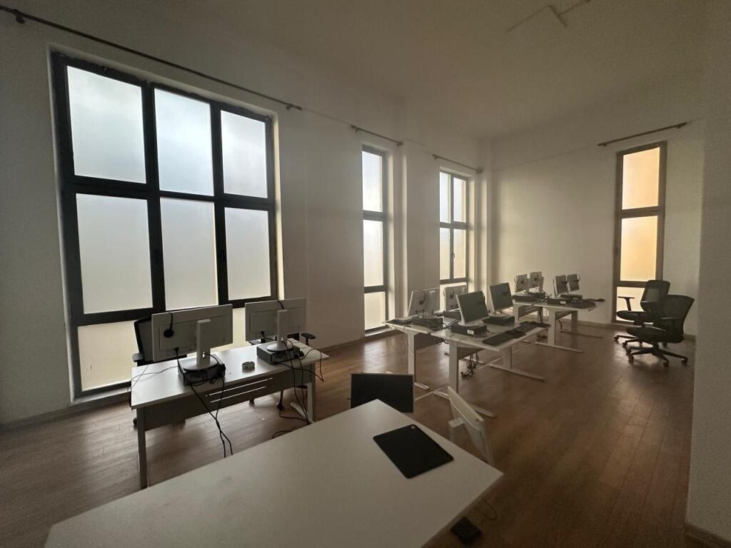 Locale per ufficio in affitto, Xhamlliku