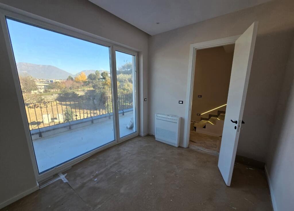 Villa in Affitto nel Complesso Residenziale, Lago Secco, Tirana