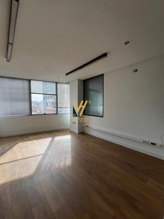 BUSINESS PREMISES OF 371 M2 FOR RENT IN USLUGA AREA 3,000 EURO