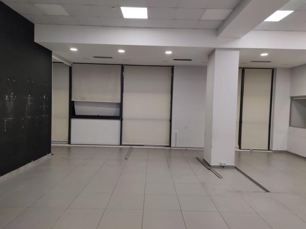 Jepet me qera Ambjent Komercial pranë Kristal Center