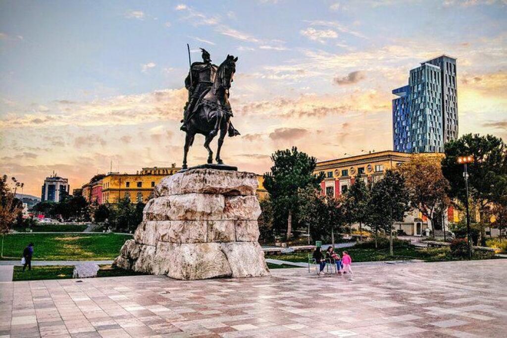 NEGOZIO IN AFFITTO 189 M2 PIAZZA SKENDERBEJ 5700 EURO