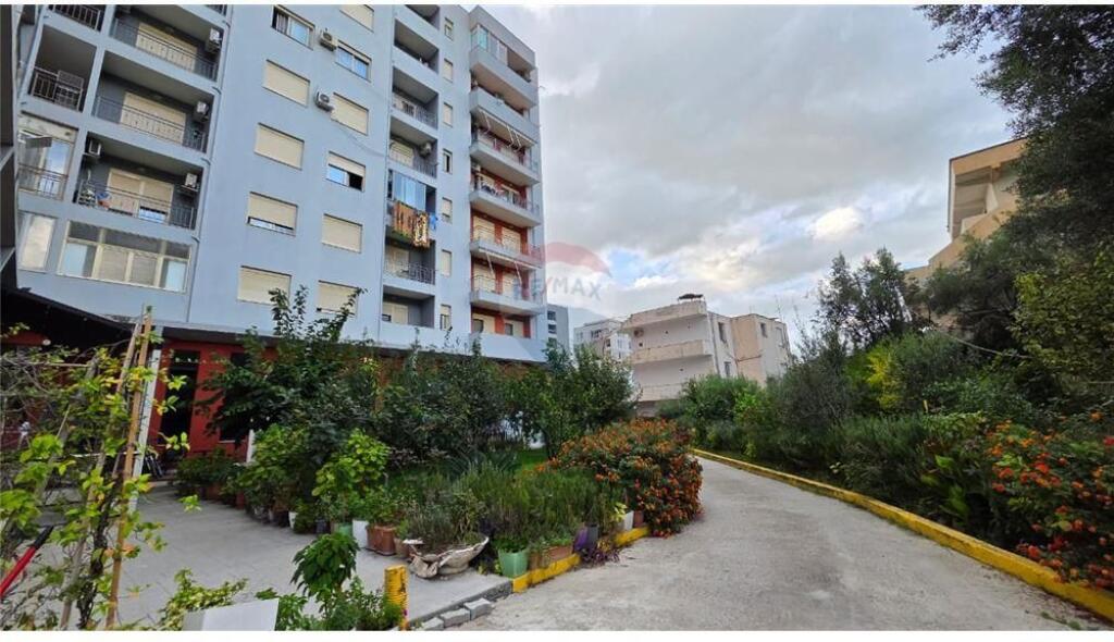 🏠 Appartamento 2+1 + Garage– In Affitto a Lungo Termine 📍 Via Haziz Xhyheri, Lungomare – dietro Hannover Bar, Vlora