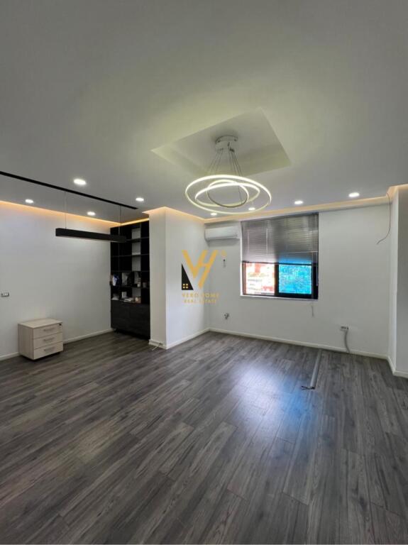 BUSINESS PREMISES OF 371 M2 FOR RENT IN USLUGA AREA 3,000 EURO