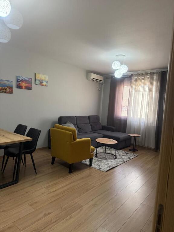 APARTAMENT ME QERA 1+1 21 DHJETORI 600 EURO