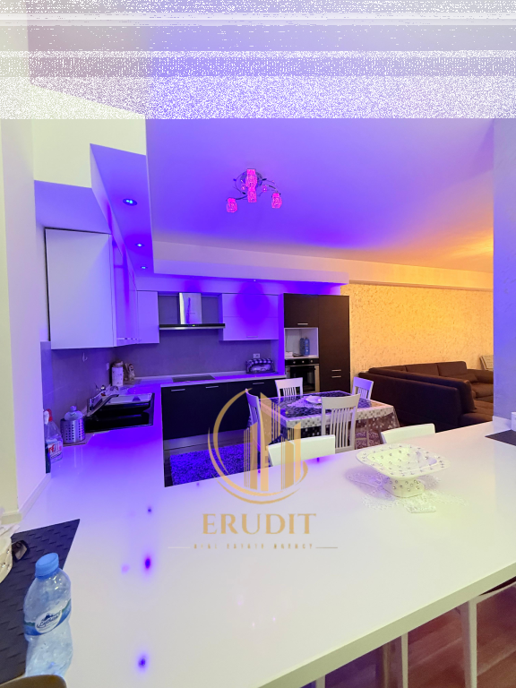 JEPET ME QIRA APARTAMENT 2+1 LUNGOMARE, VLORË