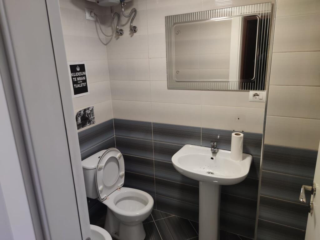 Jepet me qera Ambjent Komercial pranë Kristal Center
