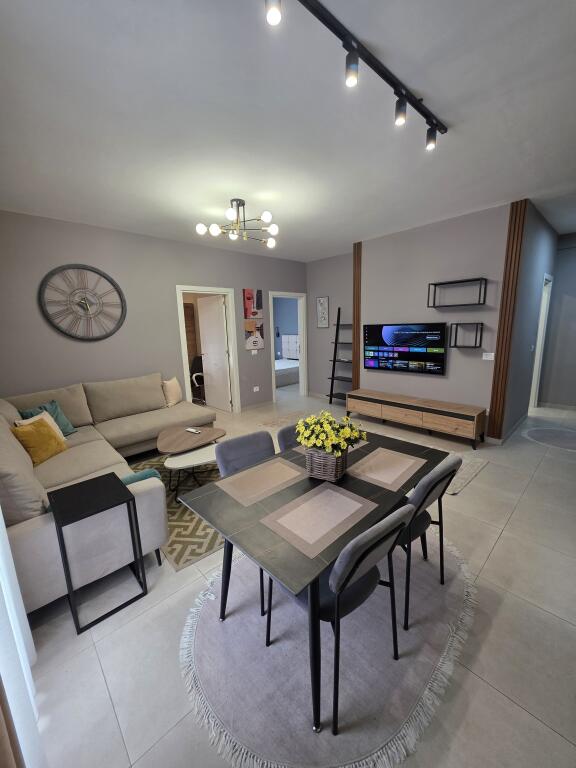Affittasi appartamento 2+1  Indirizzo: Giardino Botanico  Arredato  6° piano  Superficie 100 m2  Prezzo 900€