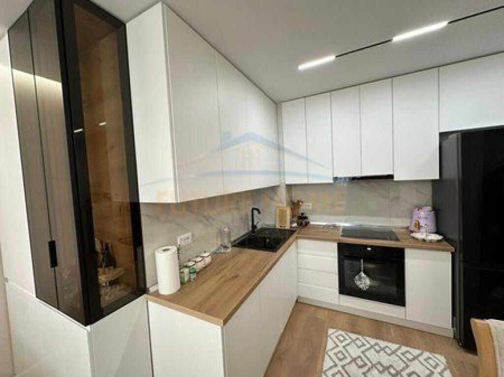 Shitet, Apartament 1+1+ Post Parkimi, Shkozë