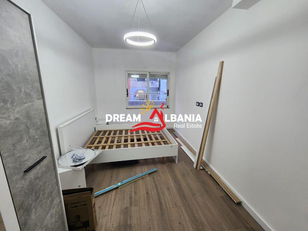 Shitet Apartament 1+1 tek Komuna e Parisit, prane Rrethrrotullimit (ID 41111169)