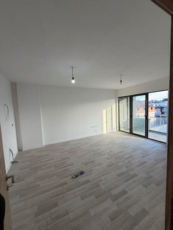 Appartamento 2+1+2 in vendita, Via 5 Maj alla fine vicino ai nuovi edifici 170.000.000 Milioni di leke