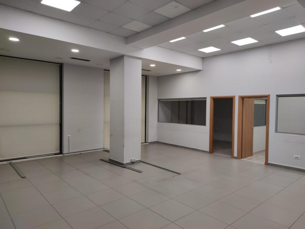 Jepet me qera Ambjent Komercial pranë Kristal Center