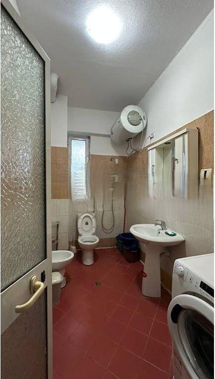 Jepet me qira 2+1, kati i pare i nje shtepie private per studente! 390 € /Muaj