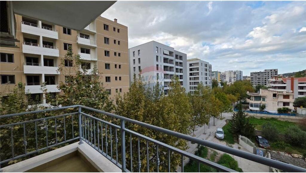 🏠 Appartamento 2+1 + Garage– In Affitto a Lungo Termine 📍 Via Haziz Xhyheri, Lungomare – dietro Hannover Bar, Vlora