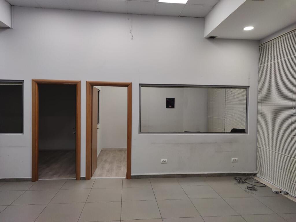 Jepet me qera Ambjent Komercial pranë Kristal Center
