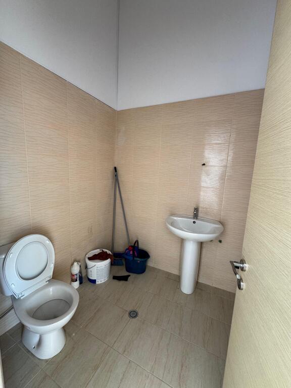Jepet ambient biznesi me qira ne Astir (jo rruge kryesore)!

