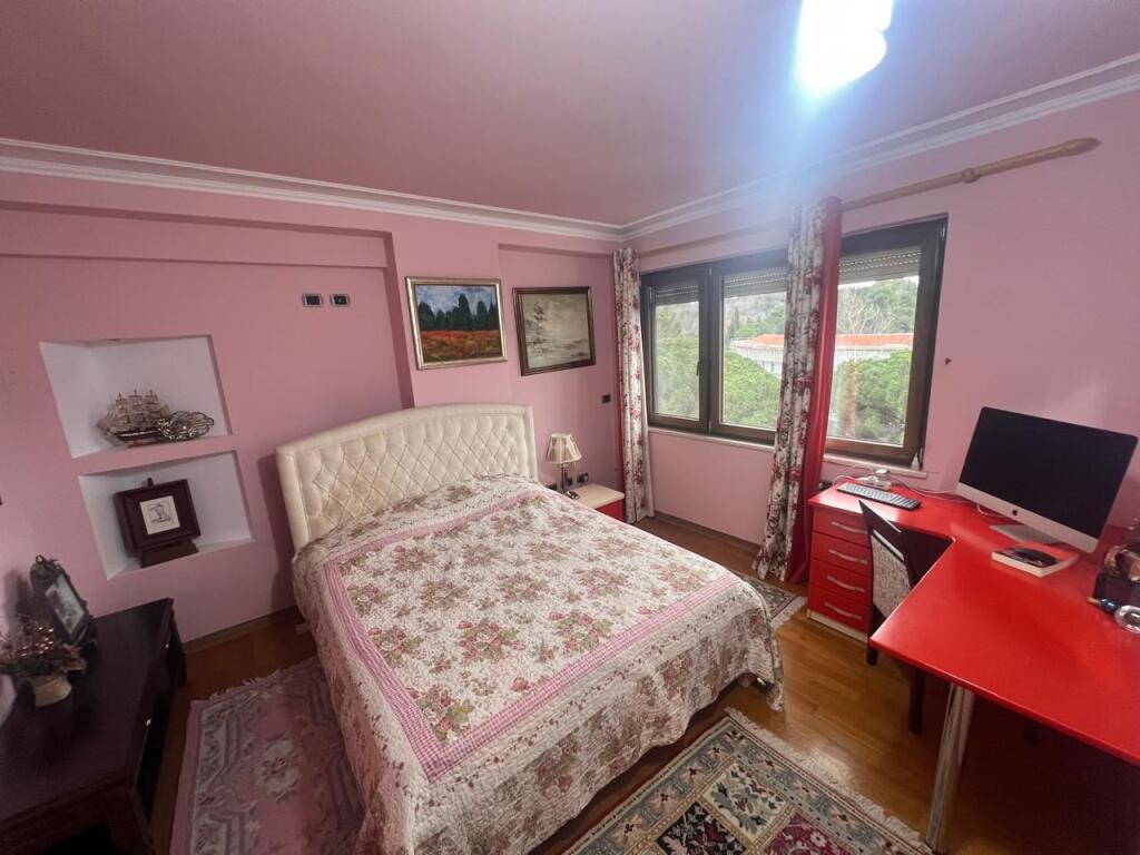 Jepet me qera Apartament 2+1 prane Air Albania.