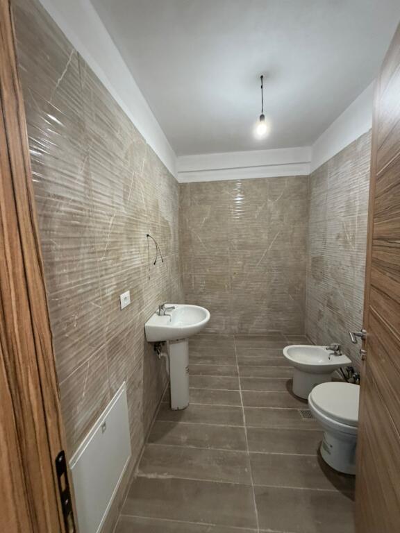 Appartamento 2+1+2 in vendita, Via 5 Maj alla fine vicino ai nuovi edifici 170.000.000 Milioni di Leke