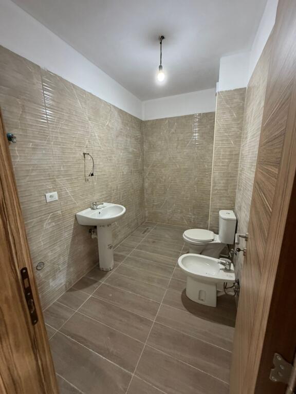 Appartamento 2+1+2 in vendita, Via 5 Maj alla fine vicino ai nuovi edifici 170.000.000 Milioni di leke