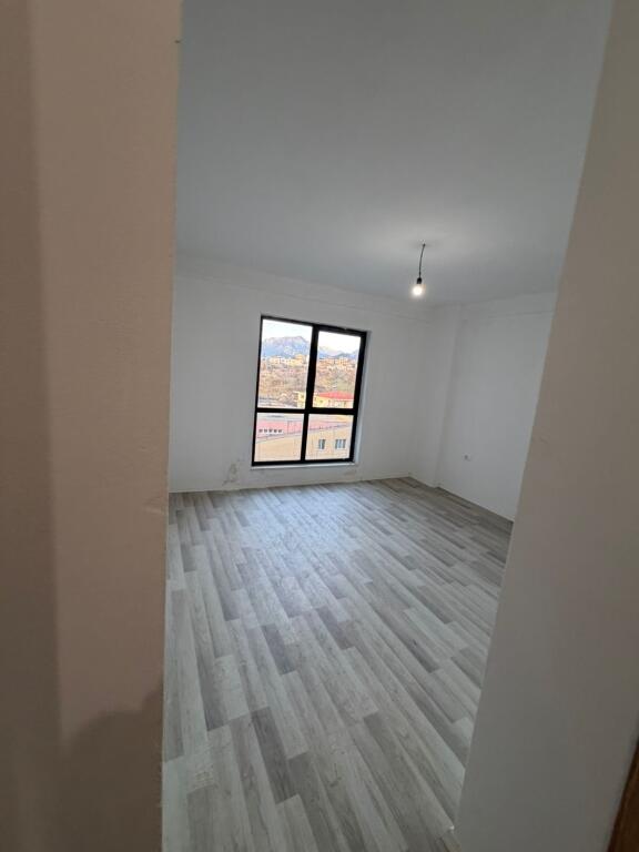 Appartamento 2+1+2 in vendita, Via 5 Maj alla fine vicino ai nuovi edifici 170.000.000 Milioni di leke