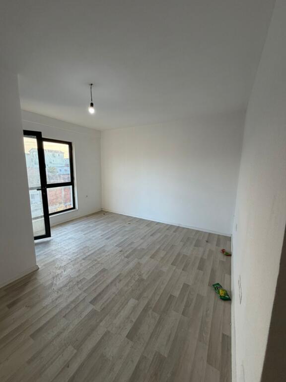 Appartamento 2+1+2 in vendita, Via 5 Maj alla fine vicino ai nuovi edifici 170.000.000 Milioni di leke