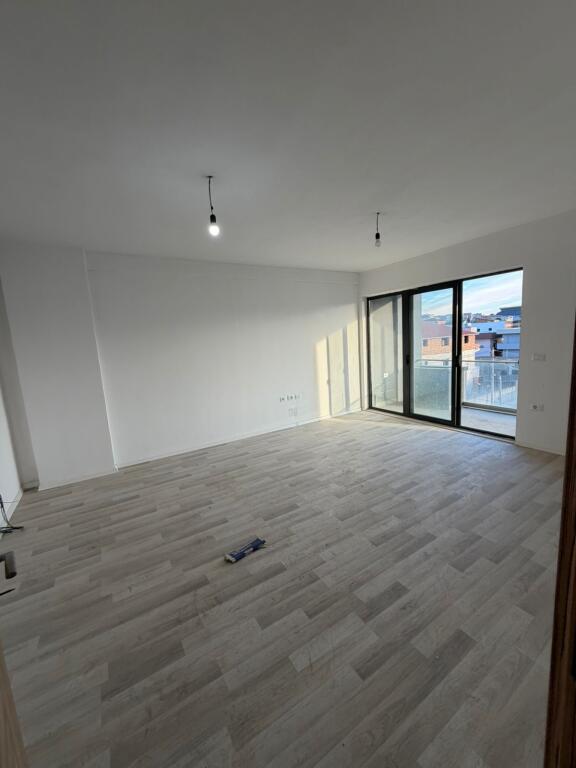 Appartamento 2+1+2 in vendita, Via 5 Maj alla fine vicino ai nuovi edifici 170.000.000 Milioni di leke
