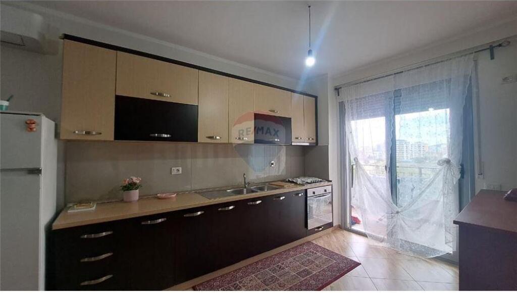 🏠 Appartamento 2+1 – In Affitto a Lungo Termine 📍 Piazza dell'Indipendenza / Skelë, Vlorë (vicino alla scuola “1 Maji”)