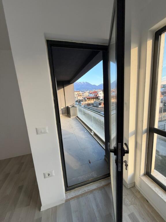 Appartamento 2+1+2 in vendita, Via 5 Maj alla fine vicino ai nuovi edifici 170.000.000 Milioni di Leke