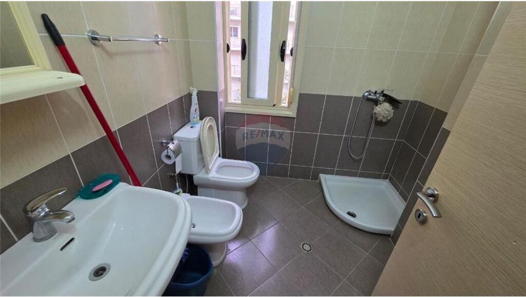 🏠 Appartamento 2+1 + Garage– In Affitto a Lungo Termine 📍 Via Haziz Xhyheri, Lungomare – dietro Hannover Bar, Vlora