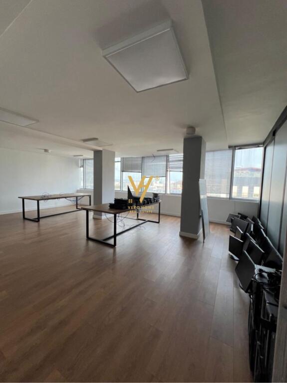 BUSINESS PREMISES OF 371 M2 FOR RENT IN USLUGA AREA 3,000 EURO