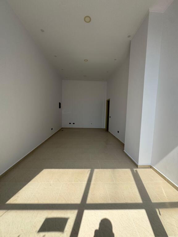 Jepet ambient biznesi me qira ne Astir (jo rruge kryesore)!
