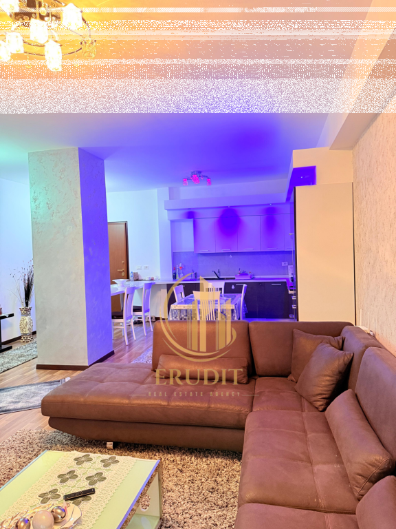 JEPET ME QIRA APARTAMENT 2+1 LUNGOMARE, VLORË