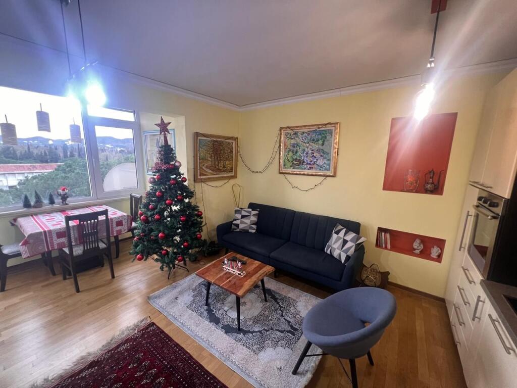 Jepet me qera Apartament 2+1 prane Air Albania.