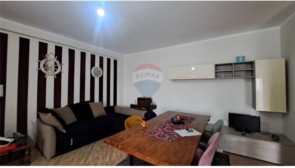 🏠 Appartamento 2+1 – In Affitto a Lungo Termine 📍 Piazza dell'Indipendenza / Skelë, Vlorë (vicino alla scuola “1 Maji”)