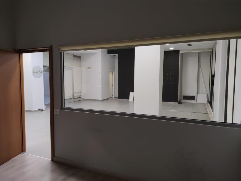 Jepet me qera Ambjent Komercial pranë Kristal Center