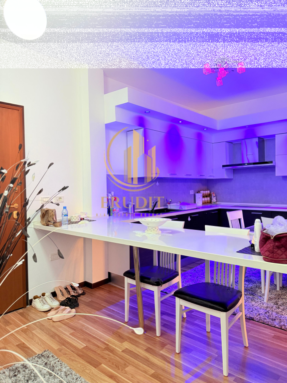 JEPET ME QIRA APARTAMENT 2+1 LUNGOMARE, VLORË