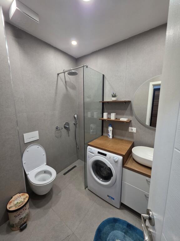 Affittasi appartamento 2+1  Indirizzo: Giardino Botanico  Arredato  6° piano  Superficie 100 m2  Prezzo 900€
