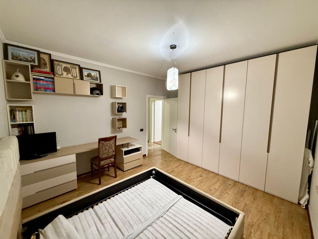 📣 QERA SUPER Apartament 3+1+2+🅿️ (Pjese Vile) 📍 Rruga "5-Maji", Prane Bar "Oda" ✨