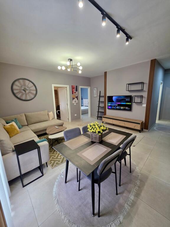 📣 QERA Apartament 2+1 Me 2 Tualete Dhe Verande 📍 Prane Kopeshtit Botanik ✨